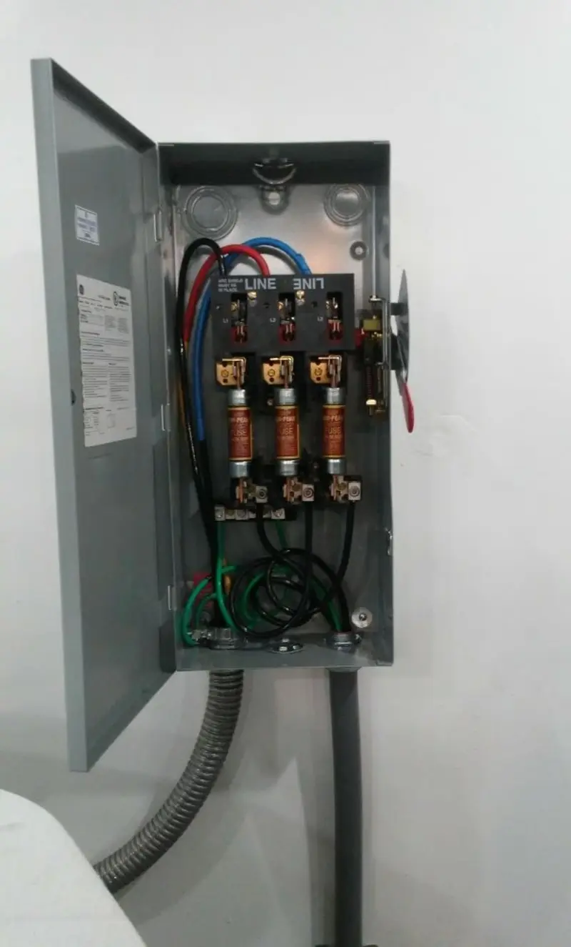 Three-phase disconnect switch installed for Smoke Detector Installation in South Holland